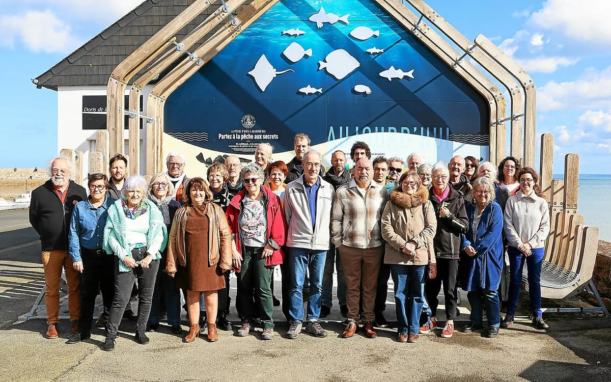 Photo de groupe des 33 candidates et candidats de la liste Énergie citoyenne